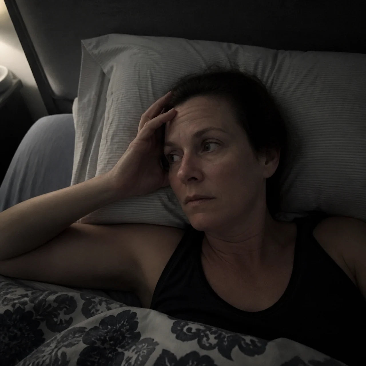 Wache und erschöpfte Frau nachts im Bett